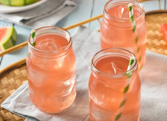 8 detox juices to lose weight and flatten your belly Refreshing Cold Watermelon Juice with Ice and a Straw