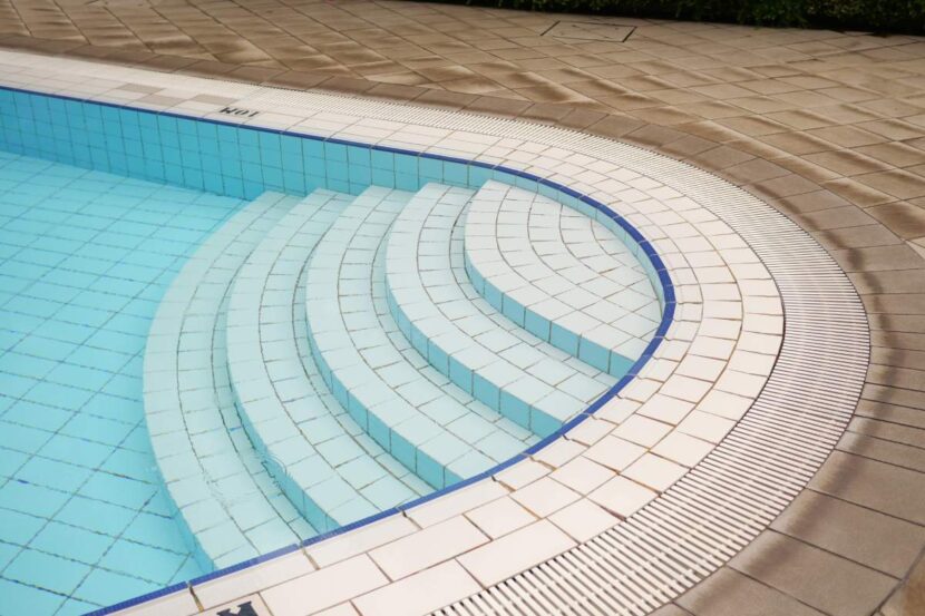 What is the Best Type of Pool Resurfacing? What is the Cheapest Way to Resurface a Pool? an empty swimming pool with poll stair.